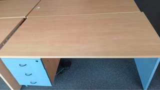 Escritorio de oficina madera y cajonera azul
