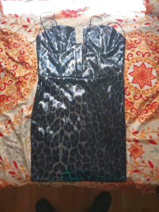 Vestido de lentejuelas negro y plateado