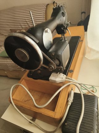 Máquina de coser antigua. Base madera NO INCLUIDA