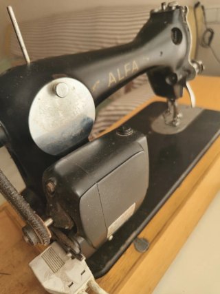 Máquina de coser antigua. Base madera NO INCLUIDA