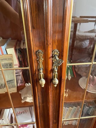Due vetrine in legno e vetro