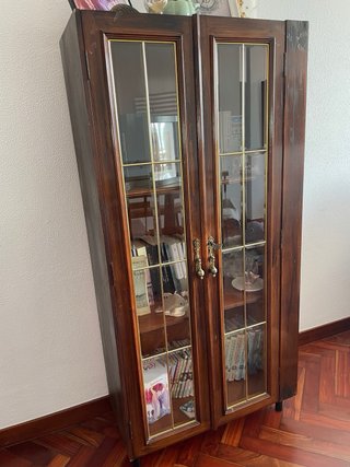 Due vetrine in legno e vetro