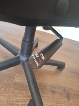Silla de oficina ergonómica negra