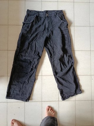 Sudadera gráfica earthtones y pantalón cargo negro