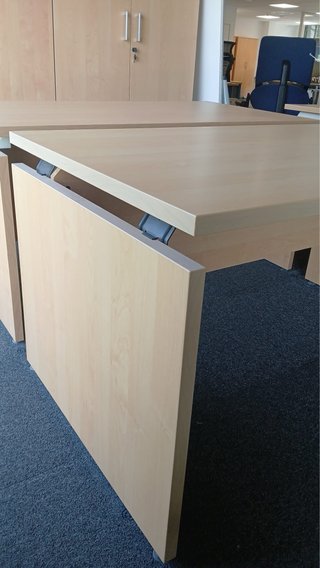Escritorio de madera simple color beige