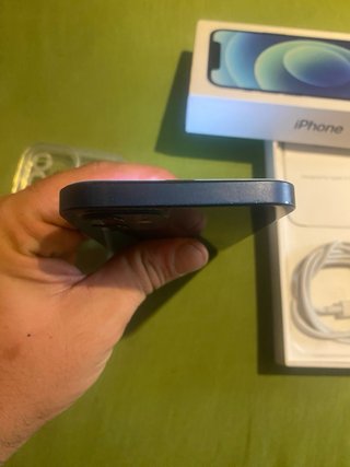 iPhone 12 con funda y cargador
