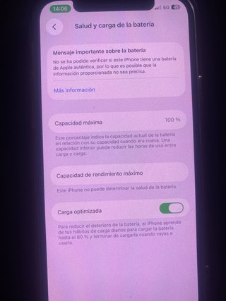 iPhone 12 con funda y cargador