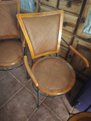 Sillas de comedor madera y hierro forjado.