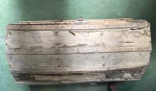 Baúl de madera S. XIX con forro interior de papel