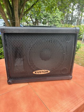 Amplificador Behringer y Cabina Kustom