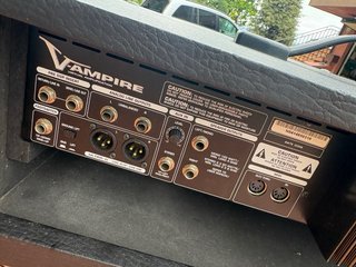 Amplificador Behringer y Cabina Kustom