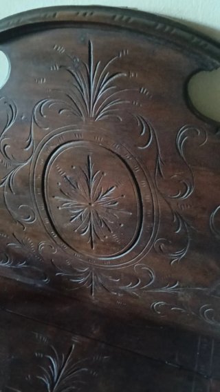 Panca in legno intagliata con contenitore