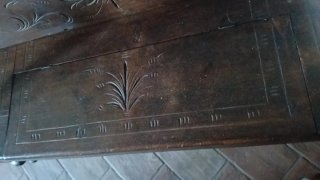 Panca in legno intagliata con contenitore
