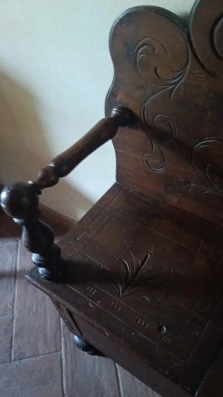 Panca in legno intagliata con contenitore