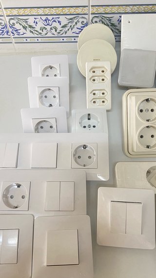 Enchufes e interruptores varios