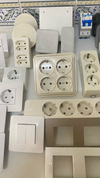 Enchufes e interruptores varios