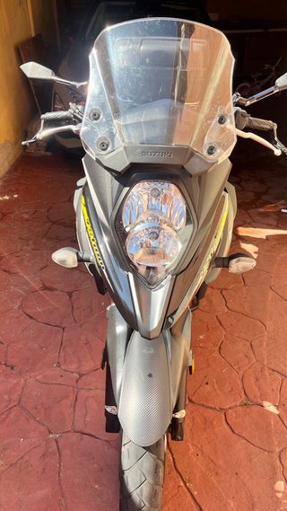 Suzuki V-Strom 650 Adventure Negra y Amarilla