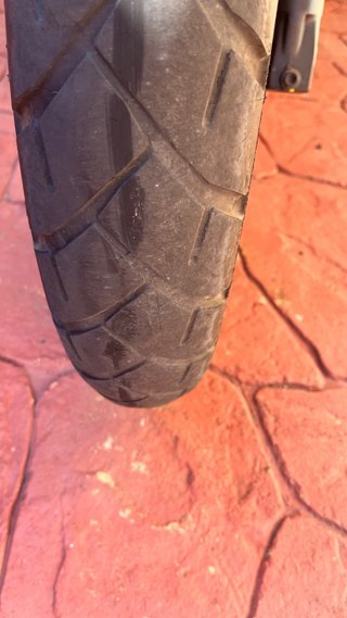 Suzuki V-Strom 650 Adventure Negra y Amarilla