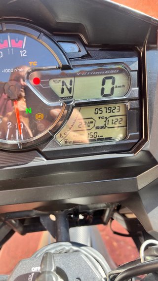 Suzuki V-Strom 650 Adventure Negra y Amarilla