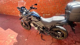 Suzuki V-Strom 650 Adventure Negra y Amarilla