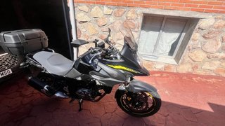 Suzuki V-Strom 650 Adventure Negra y Amarilla