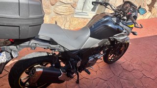 Suzuki V-Strom 650 Adventure Negra y Amarilla