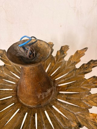 Lámpara de pared dorada estilo sol