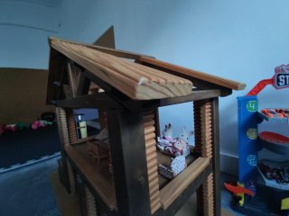 Casa de muñecas de madera