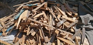 Lote de tablas de madera para leña