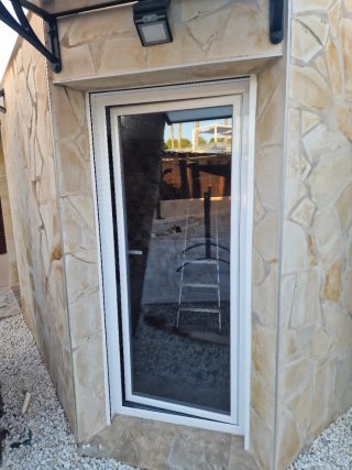 Balconera de aluminio con persiana eléctrica