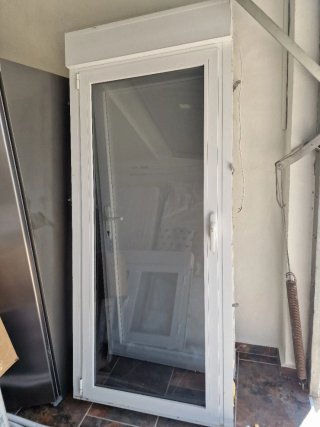 Balconera de aluminio con persiana eléctrica