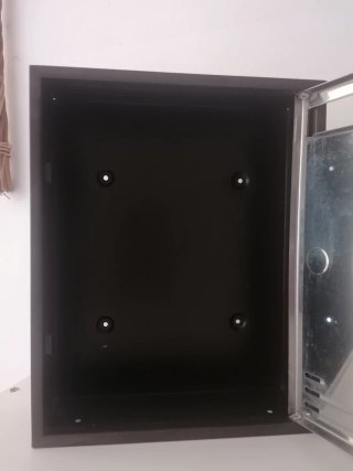 Buzón metálico plateado