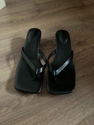 Sandalias negras tacón bajo