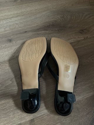 Sandalias negras tacón bajo