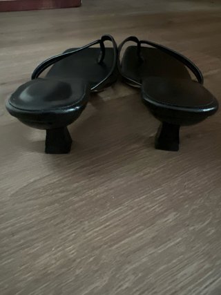 Sandalias negras tacón bajo