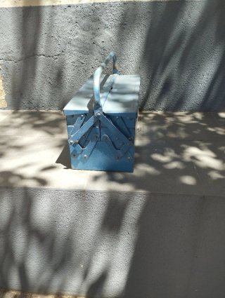 Caja de herramientas metálica vintage azul