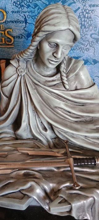 Estatua y espada Narsil - El Señor de los Anillos