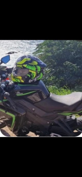 Moto Deportiva Negra y Verde