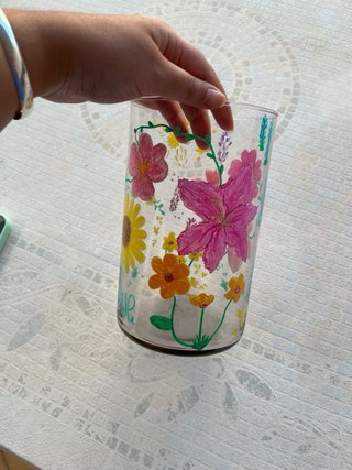 Jarrón de cristal decorado con flores