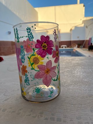 Jarrón de cristal decorado con flores