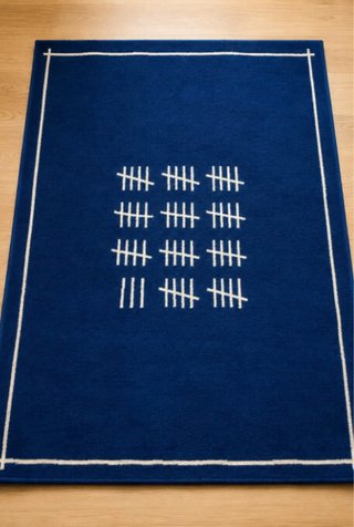 Alfombra azul con diseño de rayas