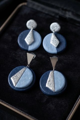 Orecchini cerchio blu e argento