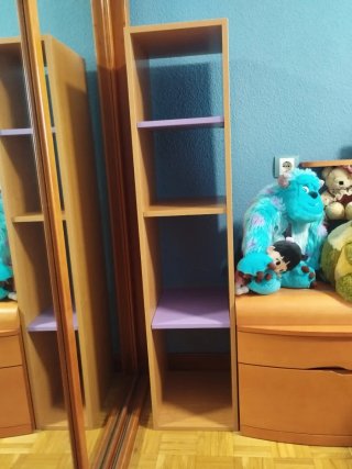 Estantería madera y morado