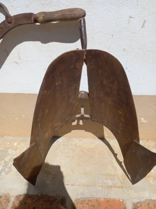 Arado antiguo de doble vertedera