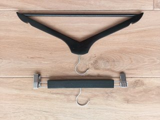 Perchas de pinza negras (madera y metal)