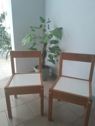 Sillas infantiles de madera y blanco