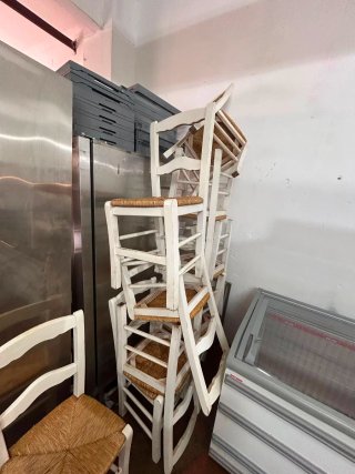 Sillas de madera blancas con asiento de paja