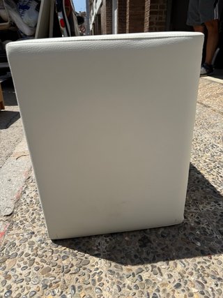 Mesita de noche blanca cubo polipiel