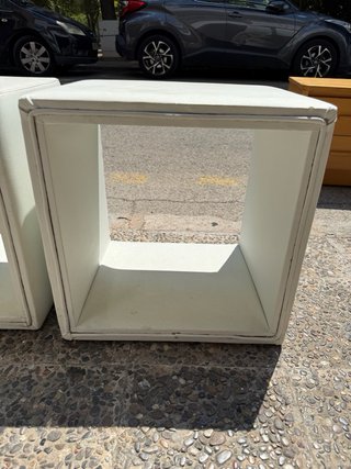 Mesita de noche blanca cubo polipiel