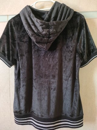 Sudadera BCBGMAXAZRIA con cremallera y capucha